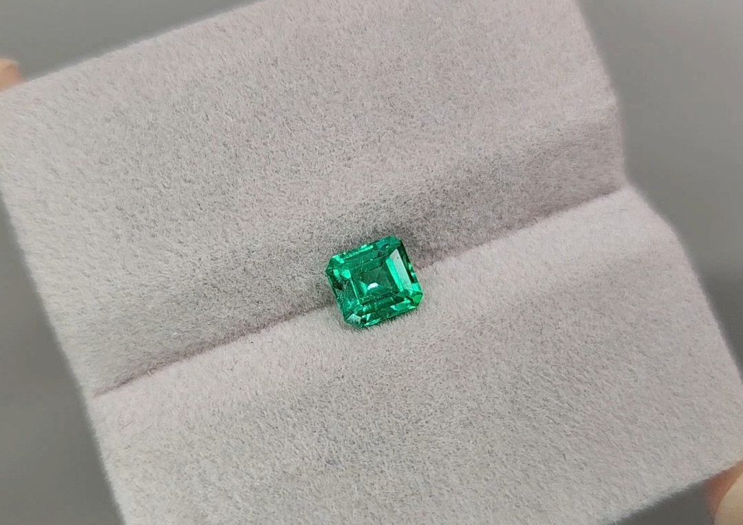 Emerald Vivid Green, high-brilliance, 0.73 cts, Afghanistan