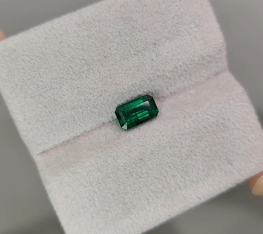 Emerald Verdant Green, 0.88 cts, Afghanistan