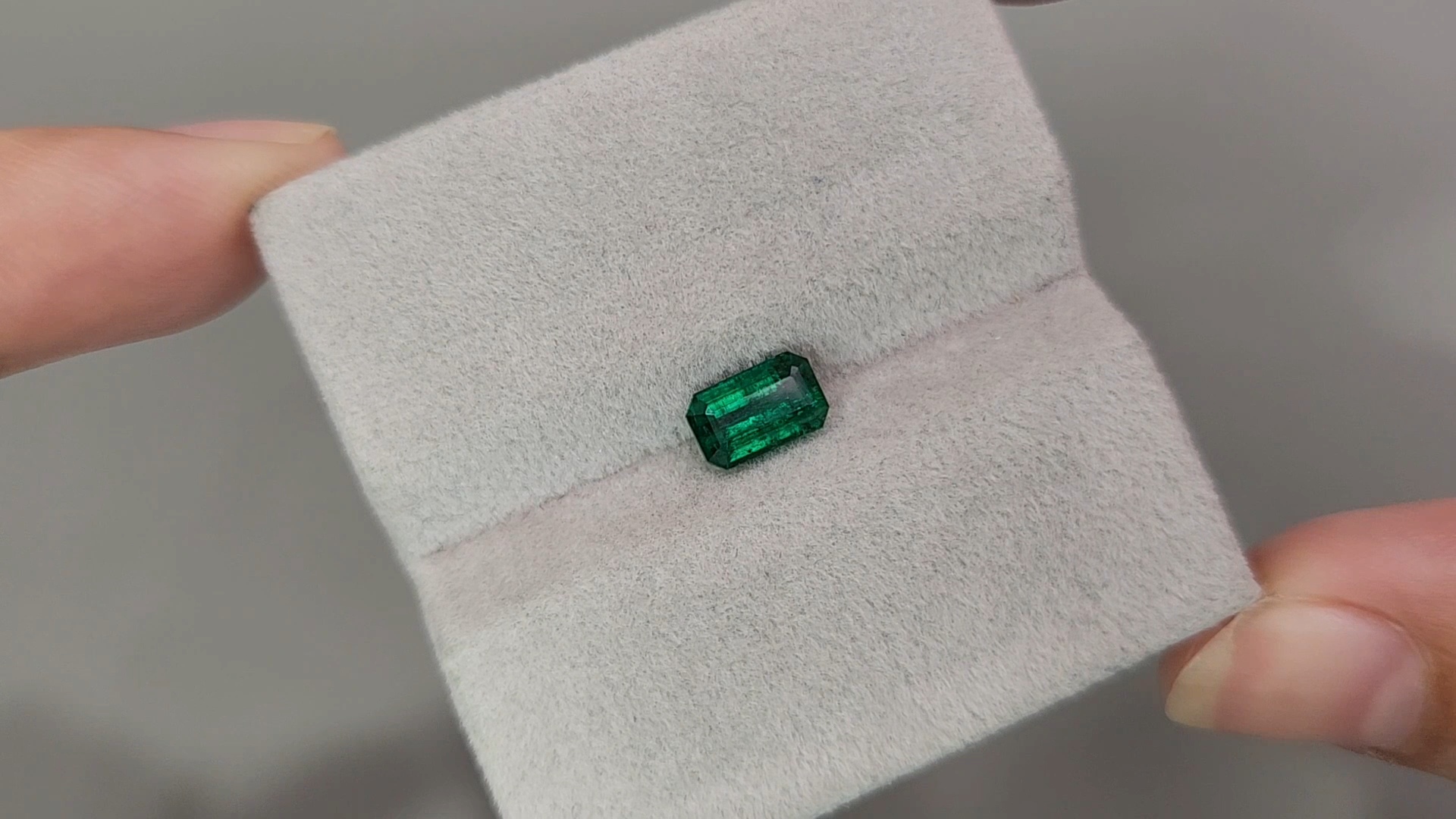 Emerald Rare Verdant Green, 0.98 cts, Afghanistan