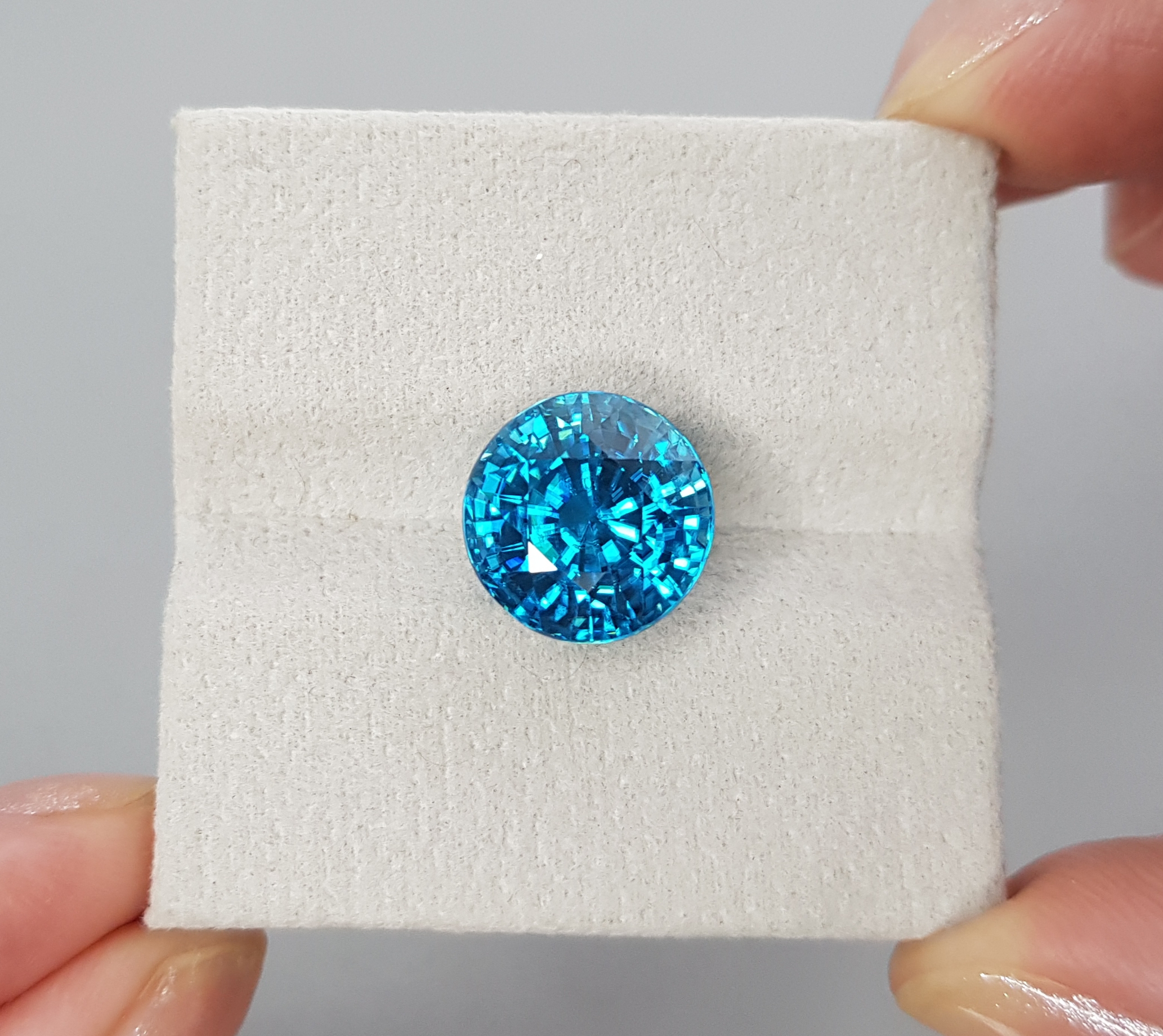Zircon Neon Blue, round cut, 14.39 cts, Cambodia