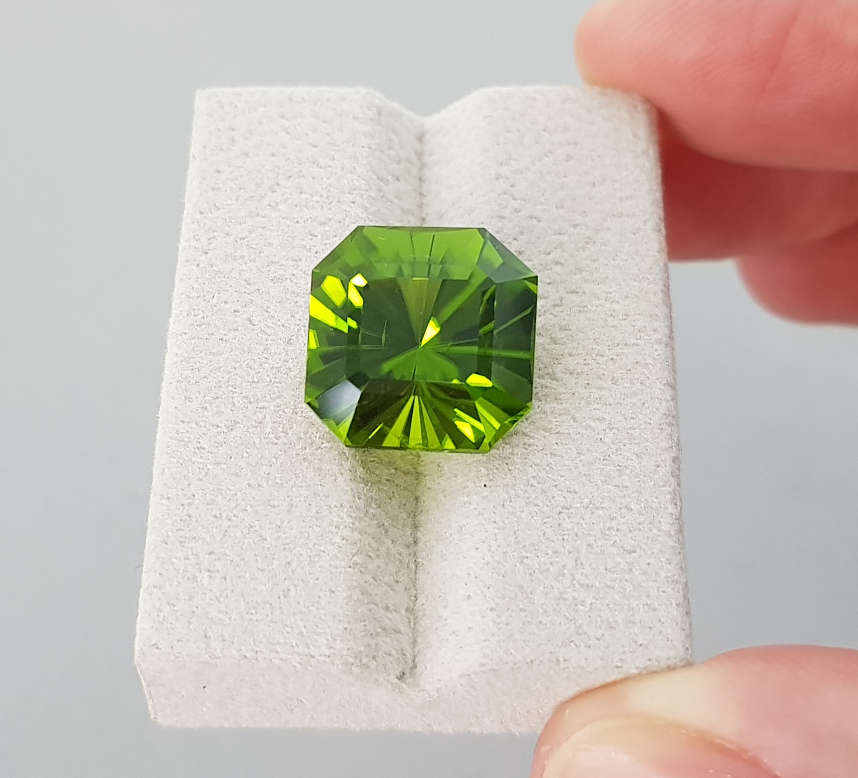 Peridot Rare, Vivid Green, 14.19 cts, Pakistan