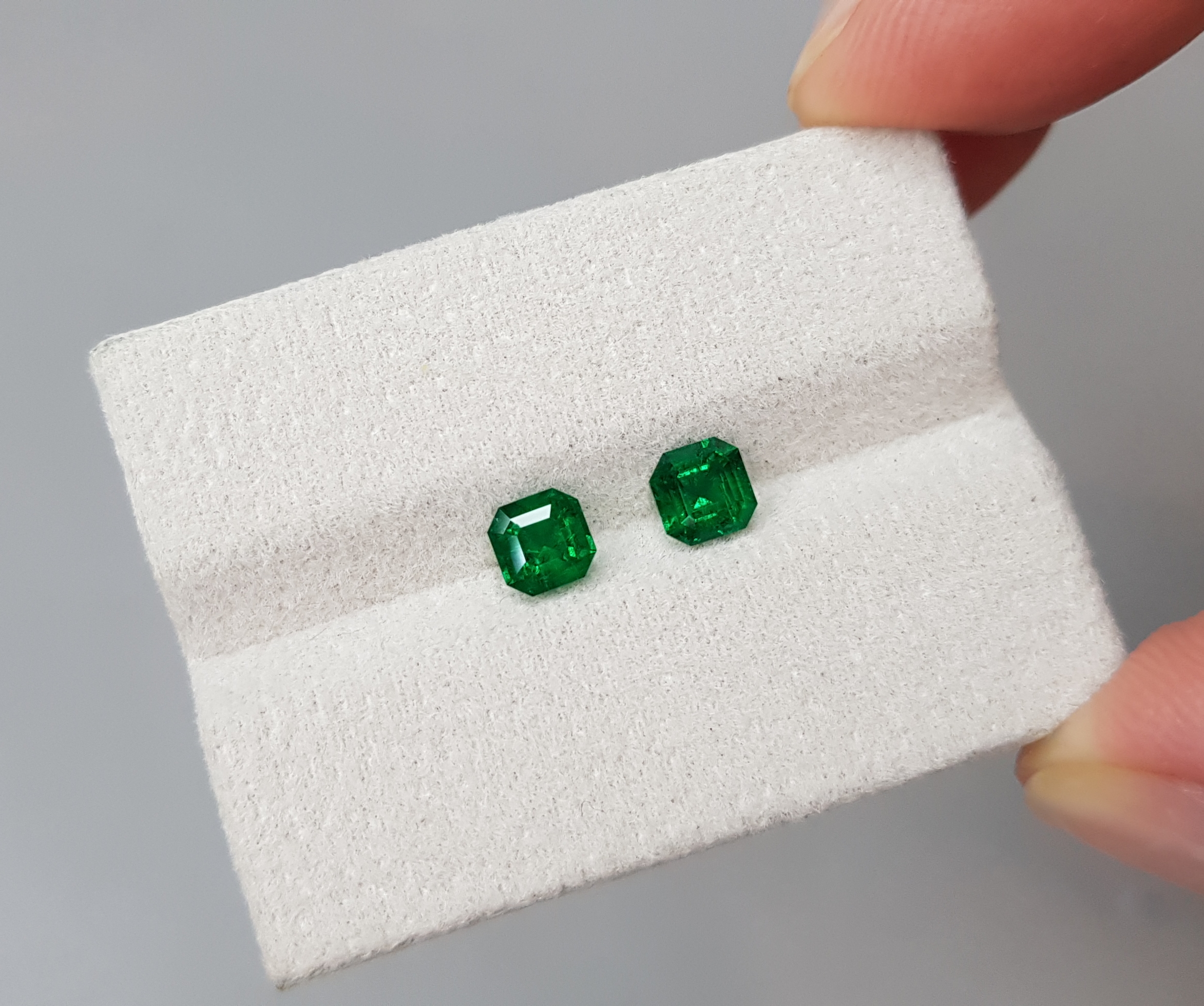 Emeralds Vivid Green, pair 0.99 cts, Pakistan