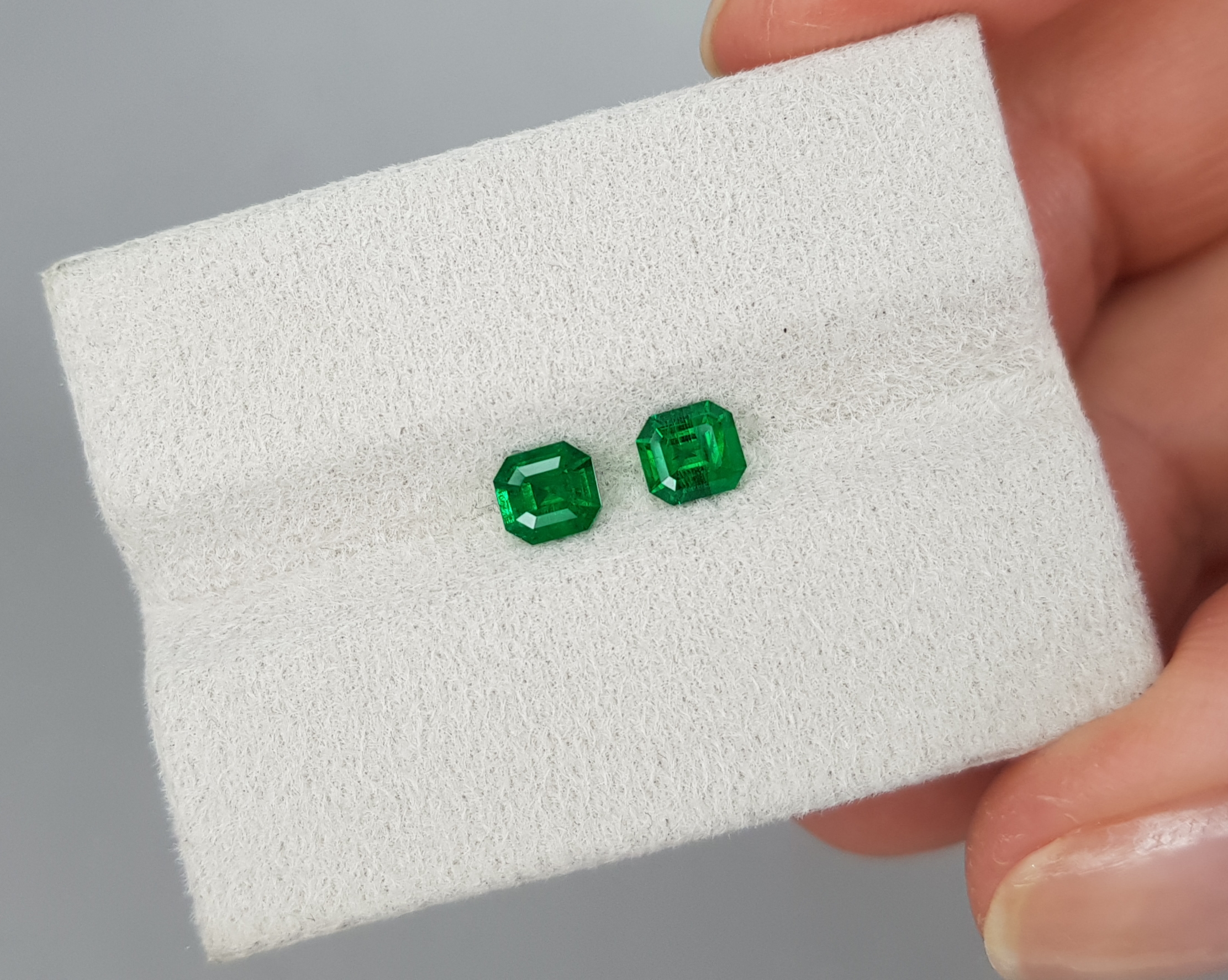 Emeralds Vivid Green, pair 0.69 cts, Pakistan