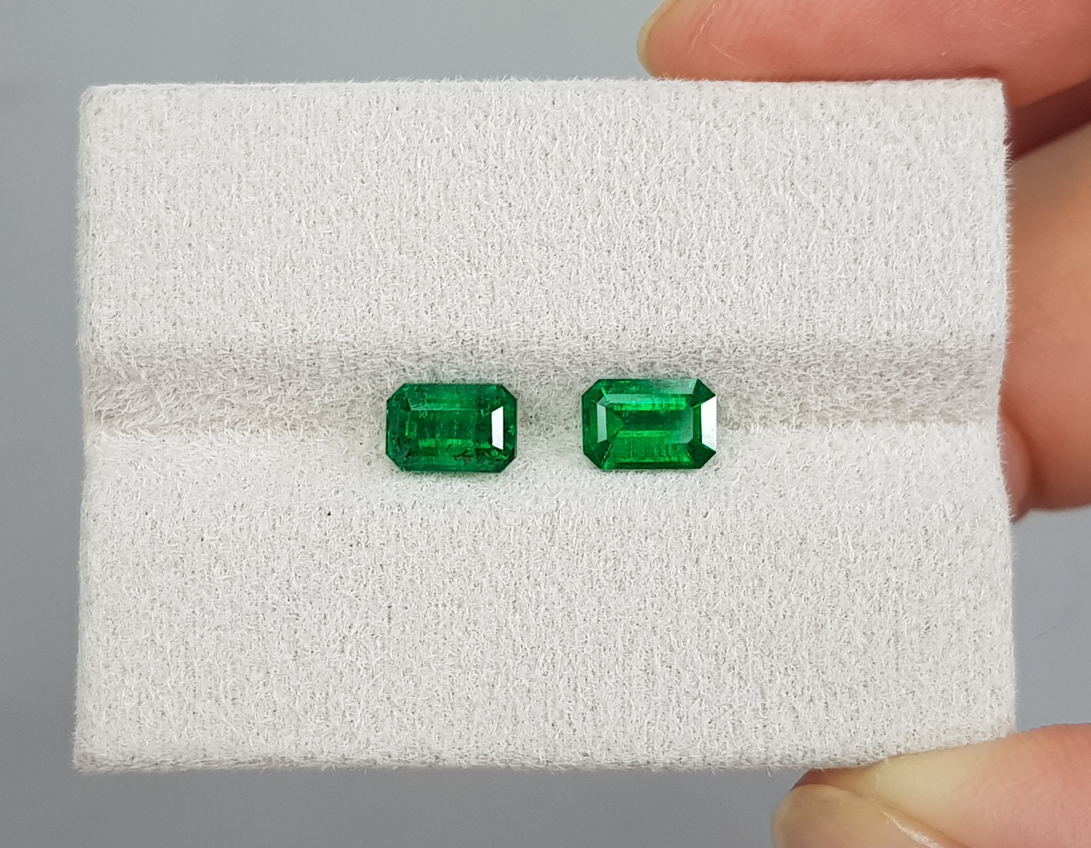 Emeralds Vivid Green, pair 1.17 cts, Pakistan