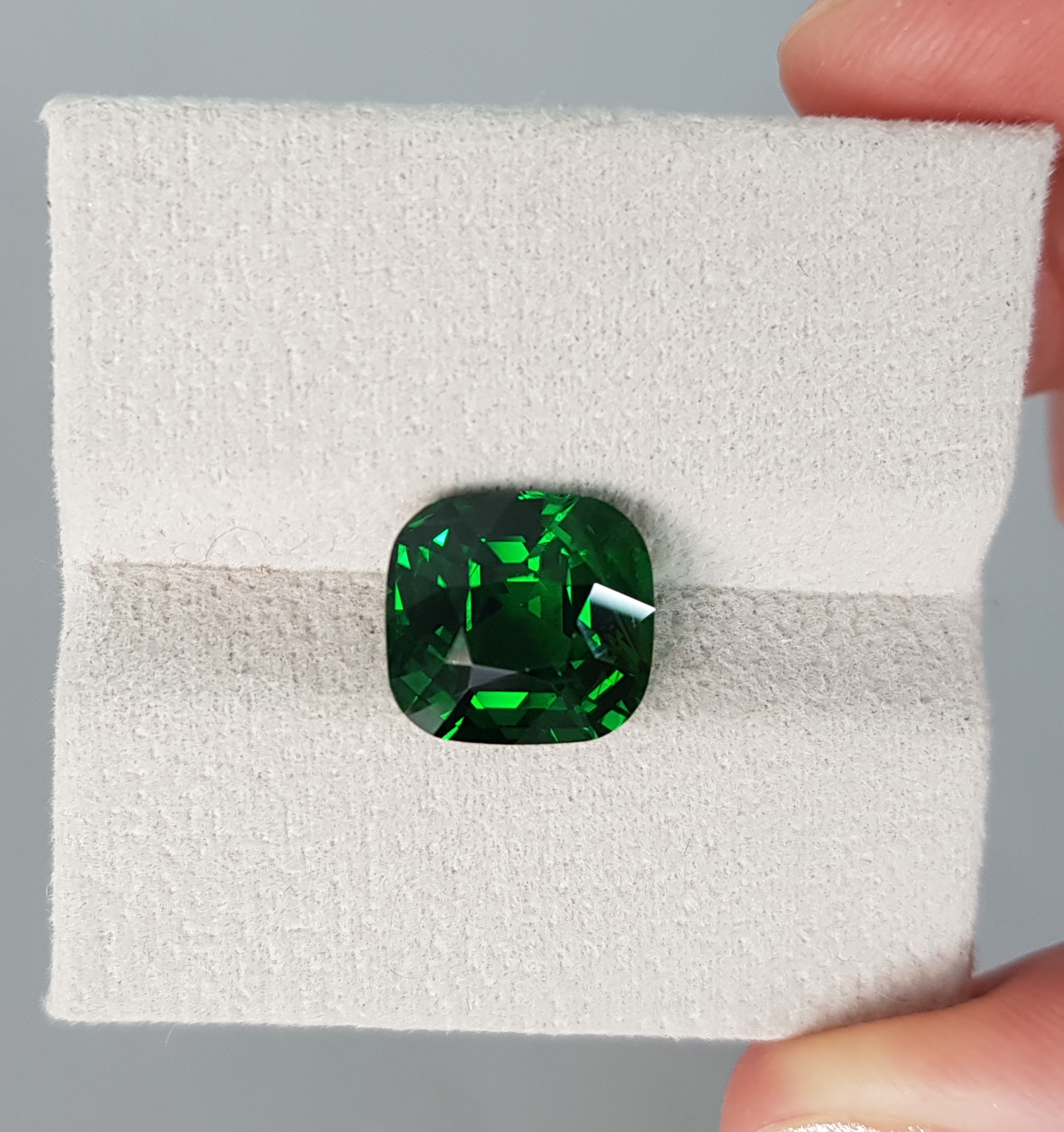 Цаворит Vibrant Green, 7.53 кт, Танзания