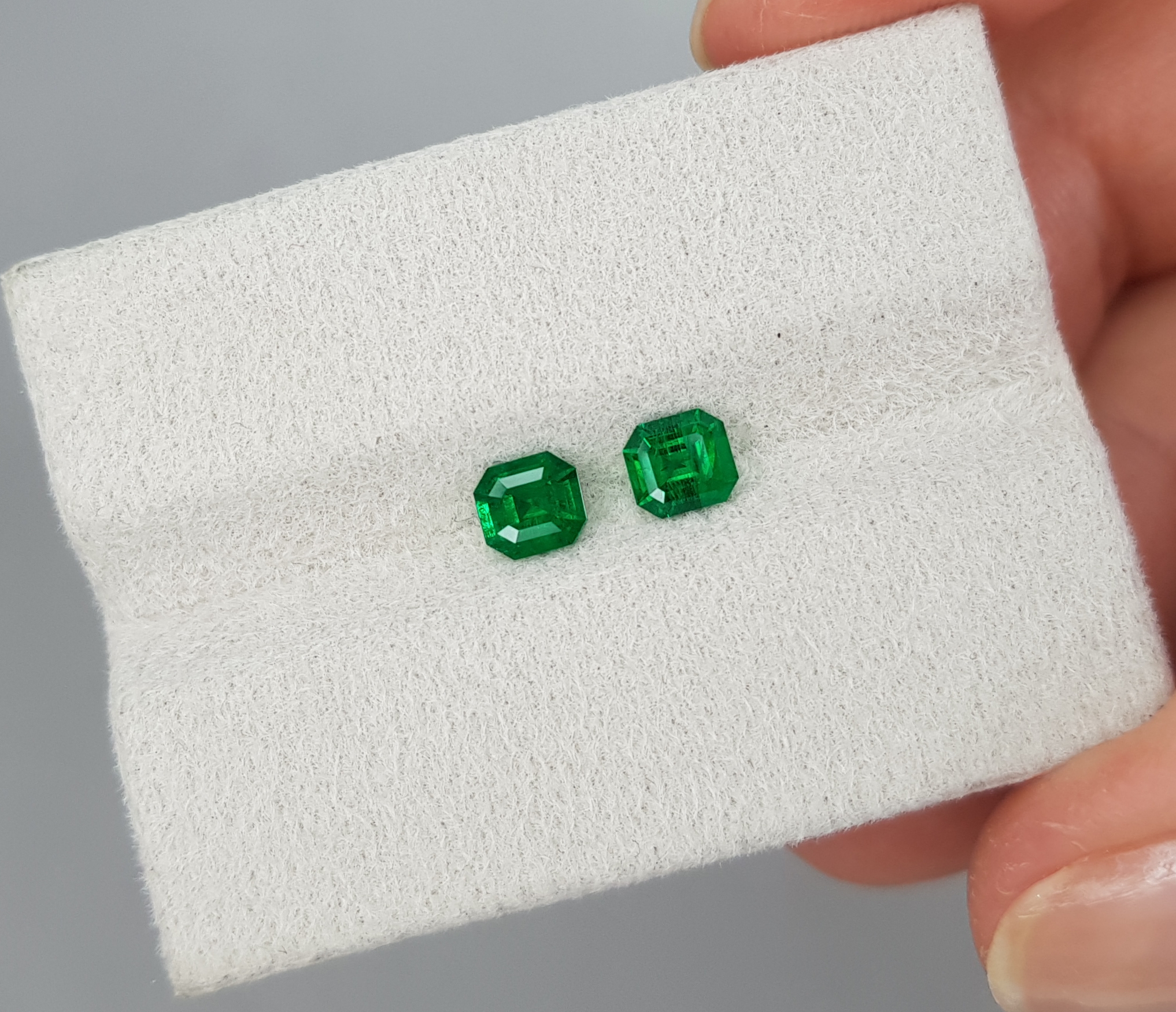 Emeralds Vivid Green, pair 0.66 cts, Pakistan