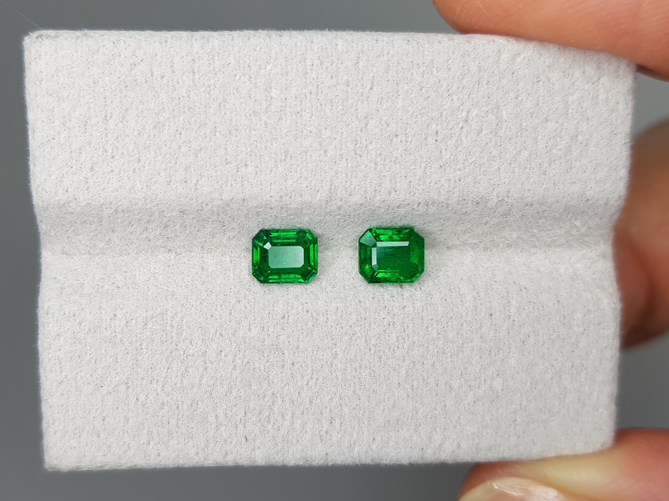 Emeralds Vivid Green, pair 0.81 cts, Pakistan
