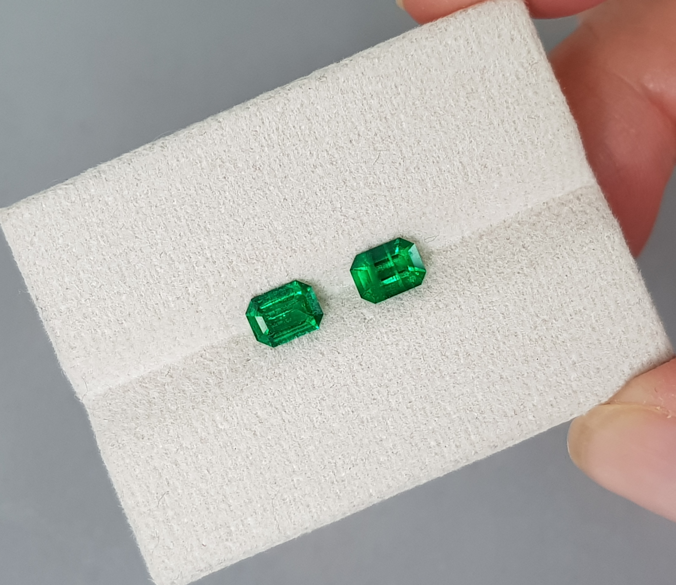 Emeralds Vivid Green, pair 0.8 cts, Pakistan