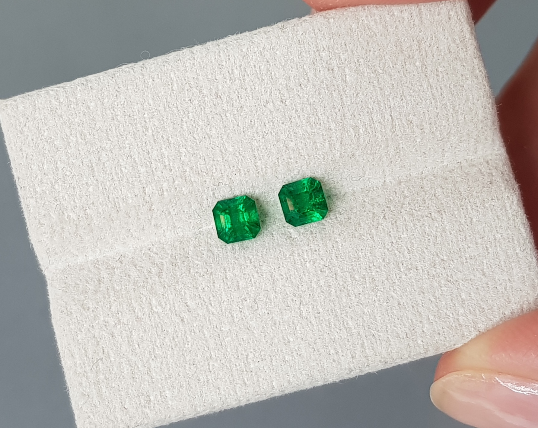 Изумруды, Vivid Green, пара 0.62 кт, Пакистан