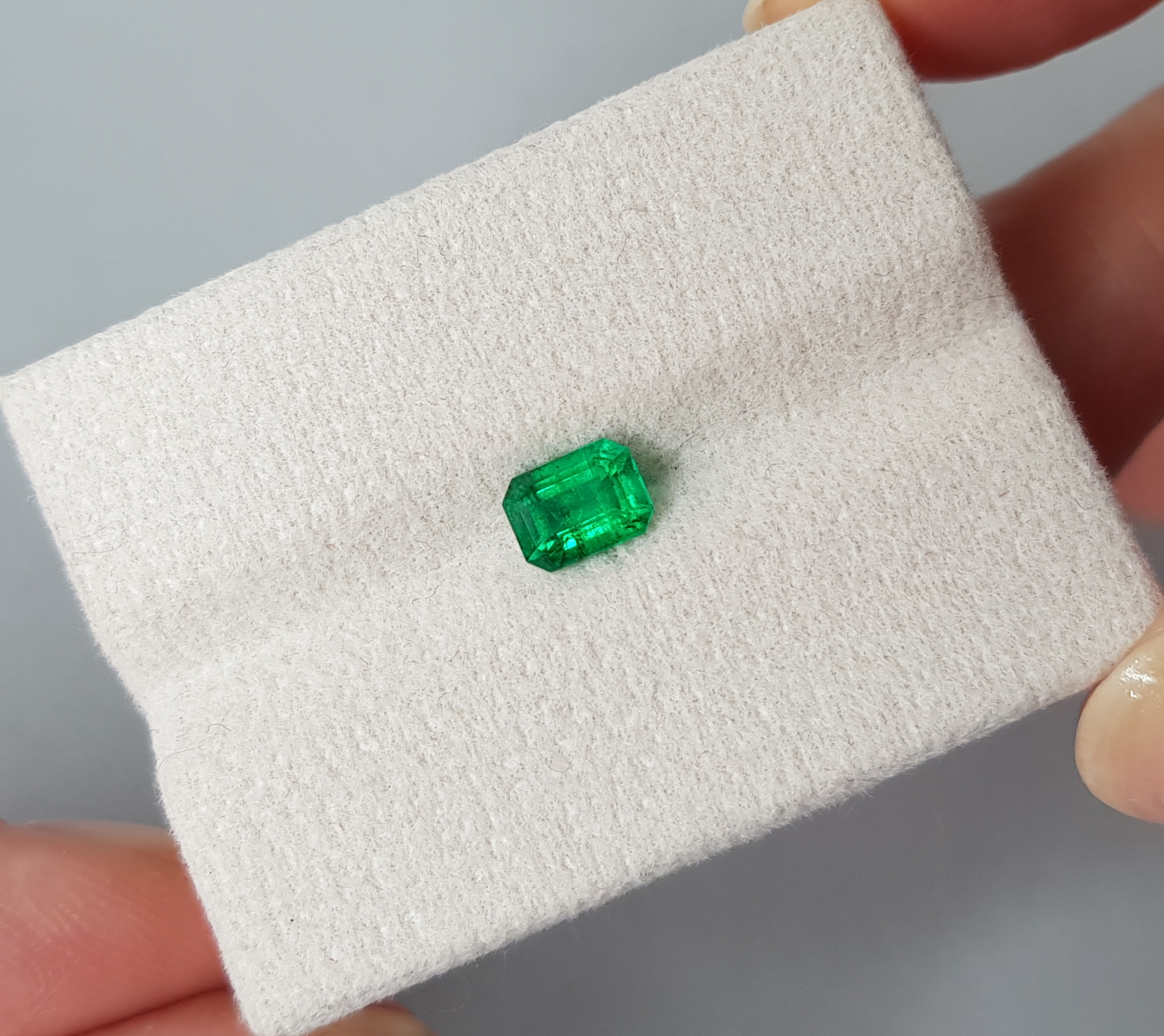Изумруды Vivid Green, 0.7 кт, Пакистан
