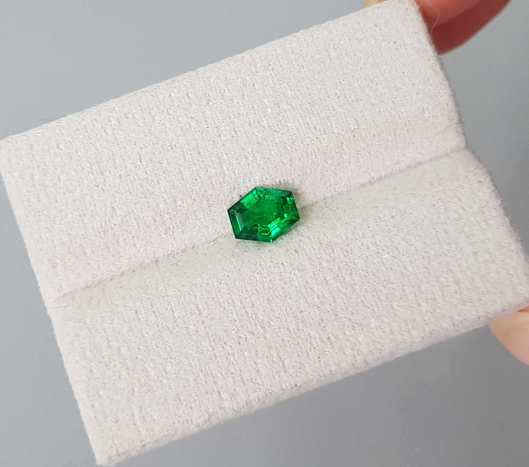 Изумруд Vivid Green, 0.54 кт, Пакистан