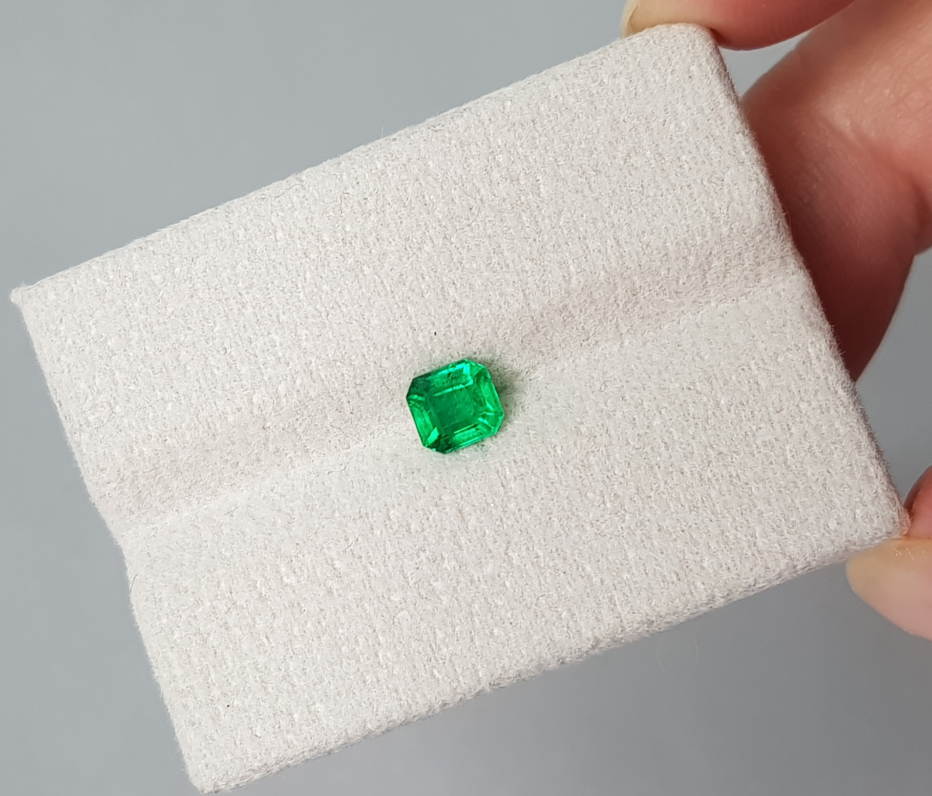 Изумруд Vivid Green, 0.59 кт, Пакистан