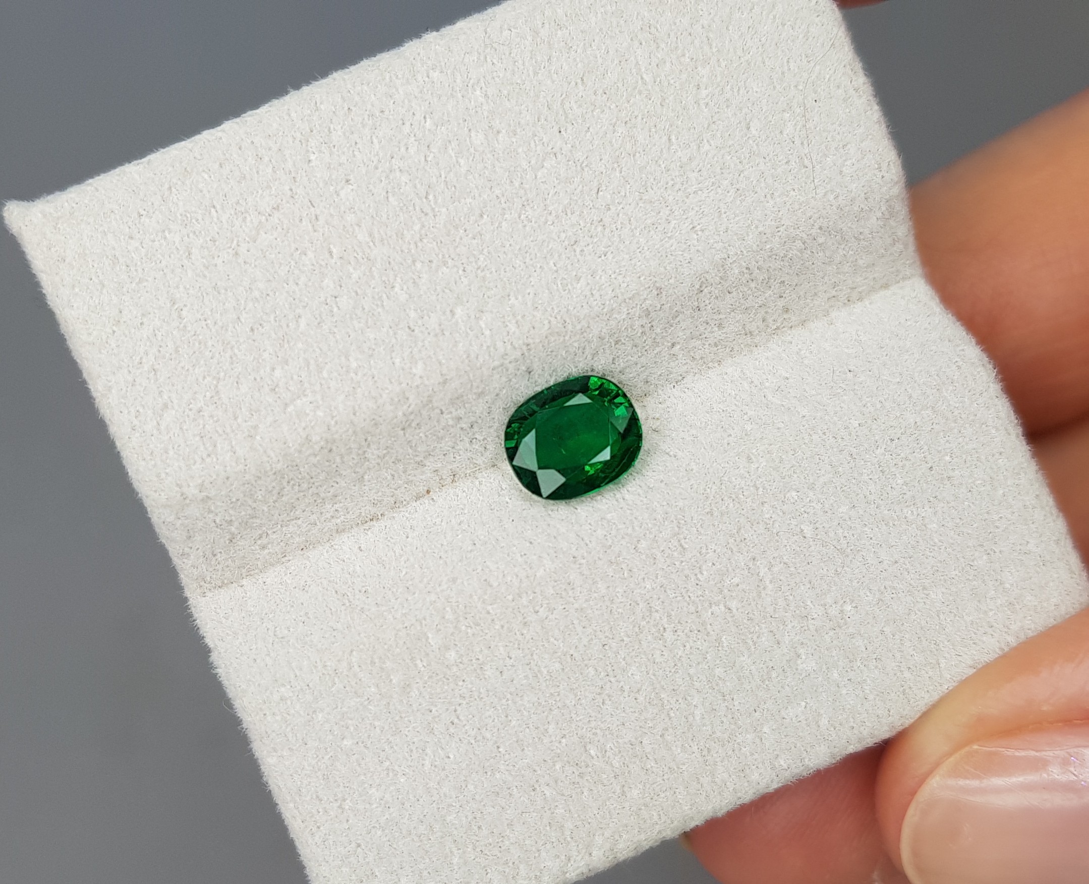 Emerald Vivid Green, oval, 0.94 cts, Pakistan