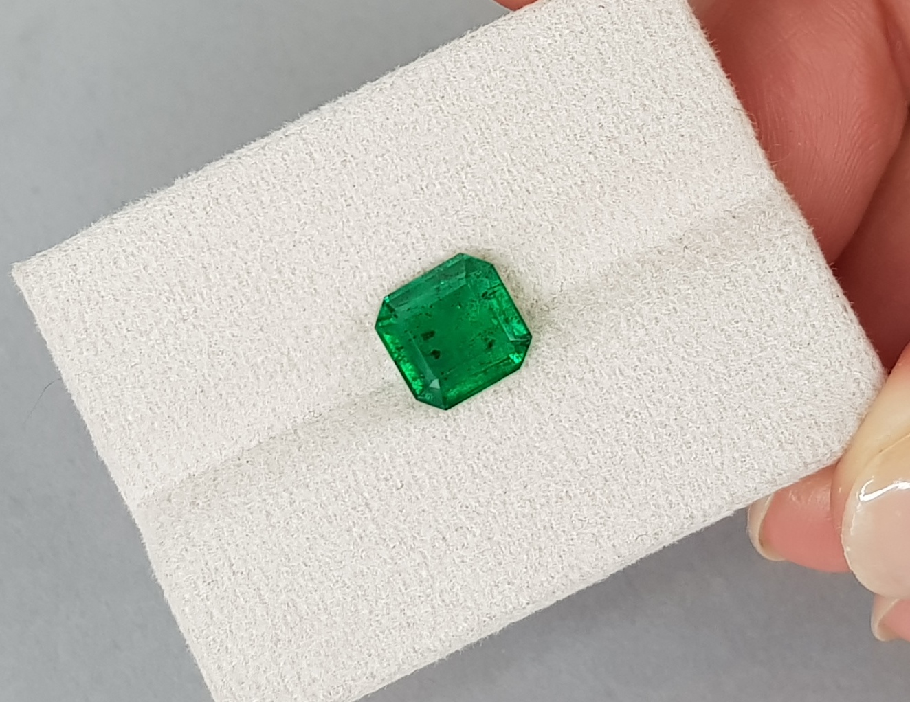 Изумруд Vivid Green, 1.87 кт, Пакистан