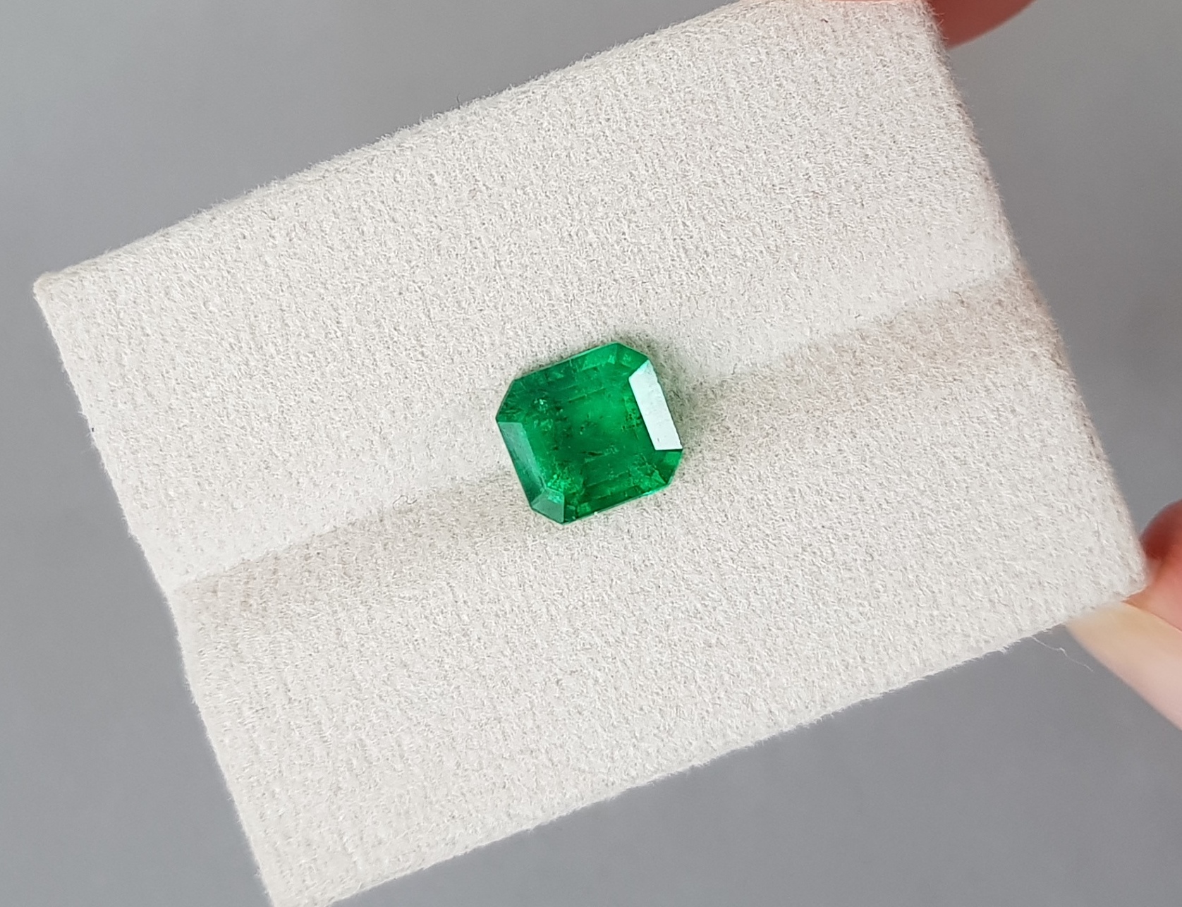 Изумруд Intense Green, 1.7 кт, Пакистан (долина Сват)