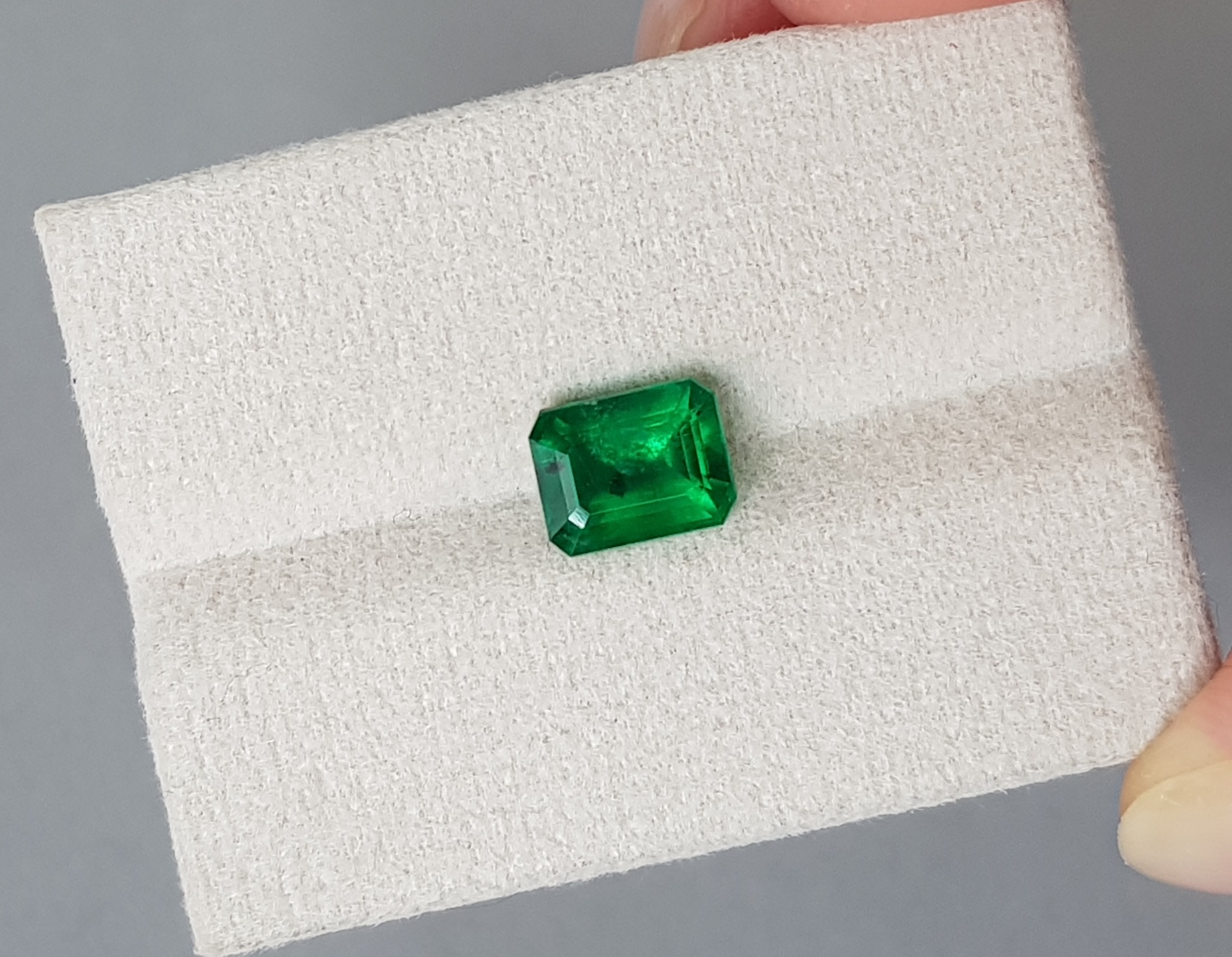 Изумруд Intense Green, 1.75 кт, Пакистан