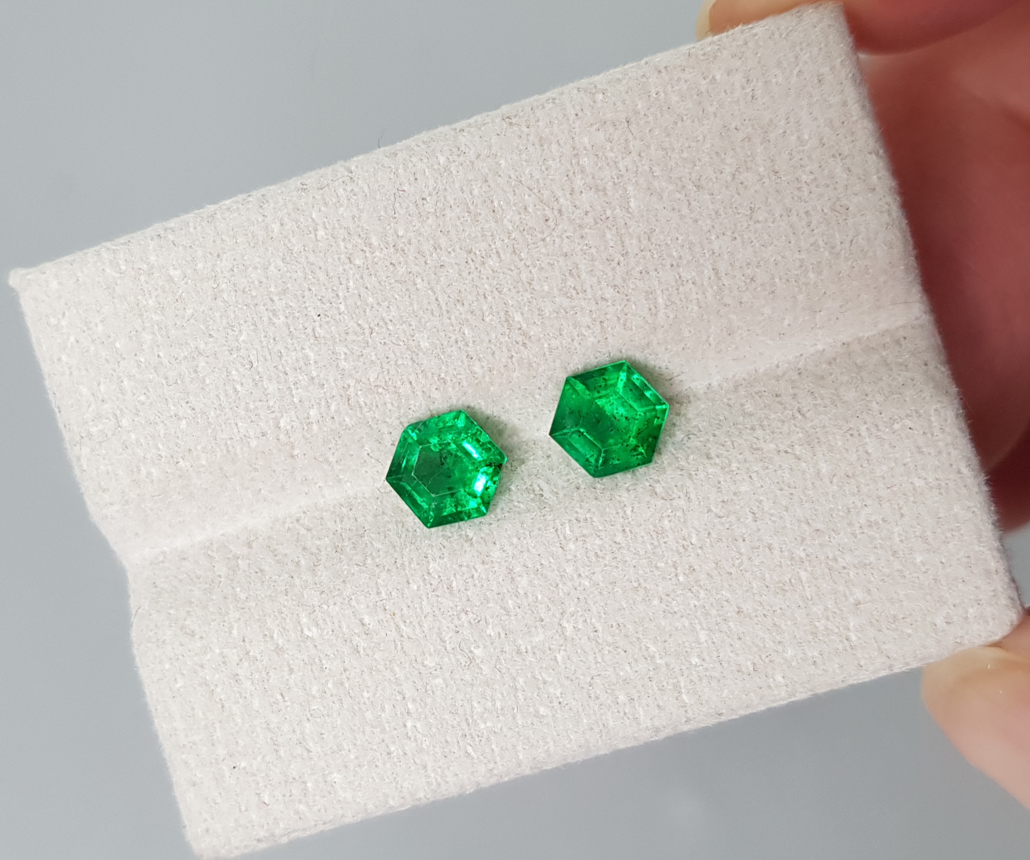 Emeralds Vivid Green, pair 1.13 cts, Pakistan