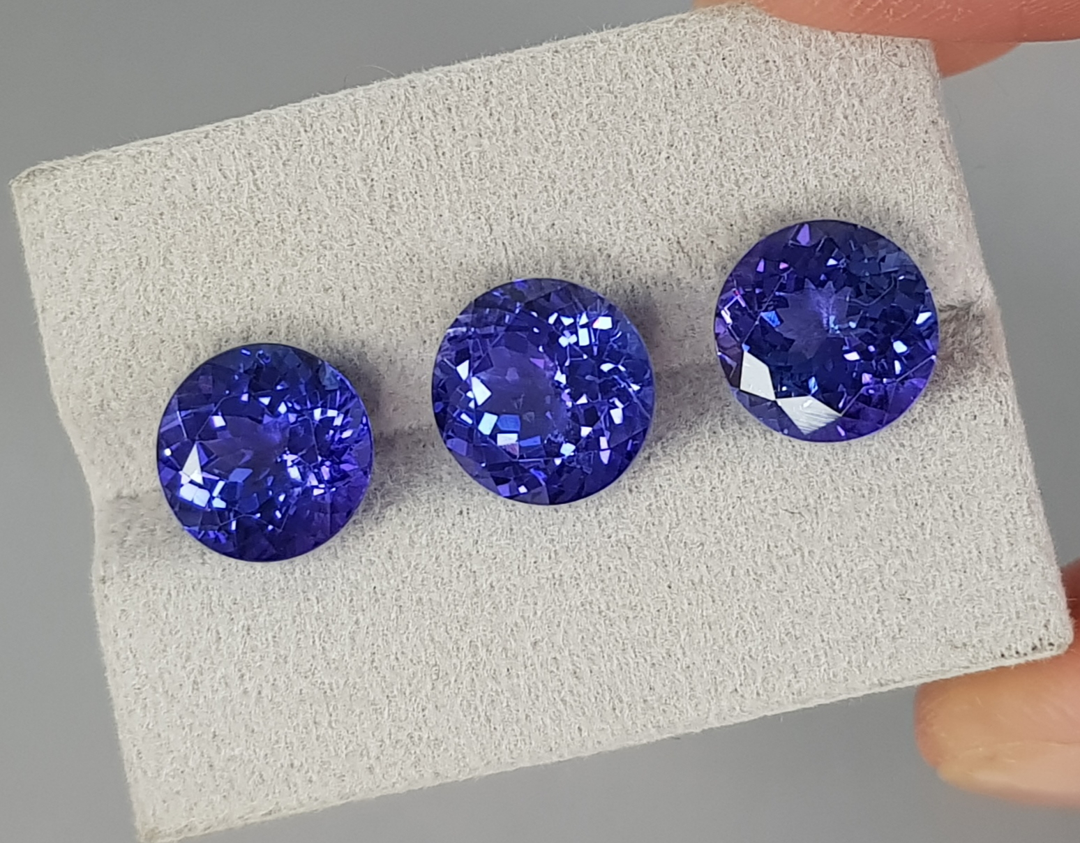 Tanzanite 3 round-cut, 11.79 cts, Tanzania