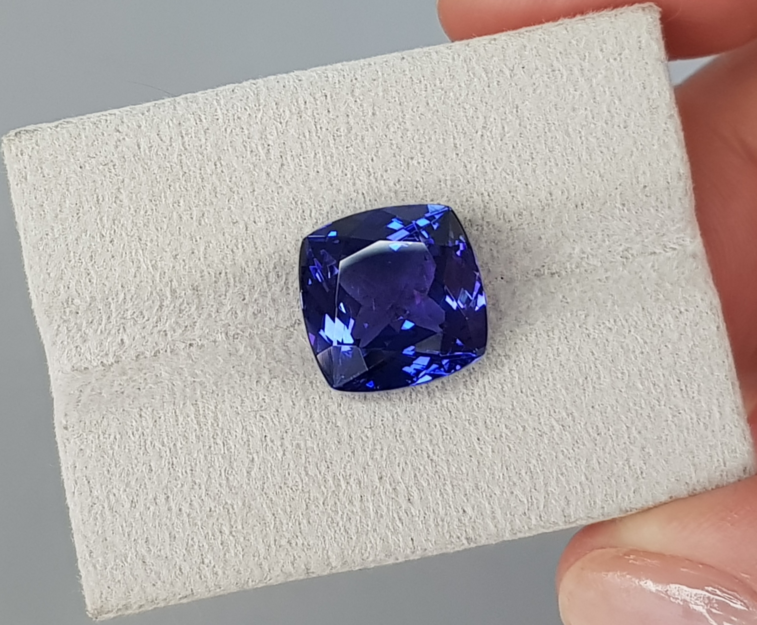 Tanzanite cushion, 6.86 cts, Tanzania