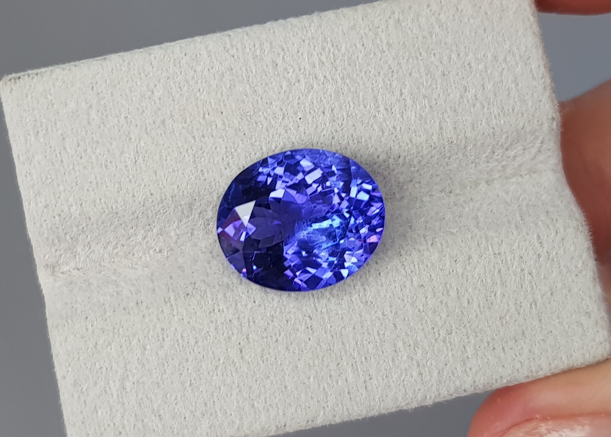 Tanzanite oval, 6.22cts, Tanzania