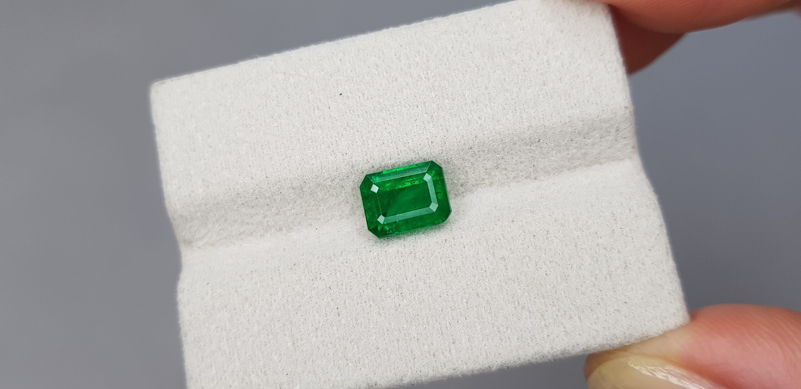 Изумруд Vivid Green, 1.62 кт, Пакистан