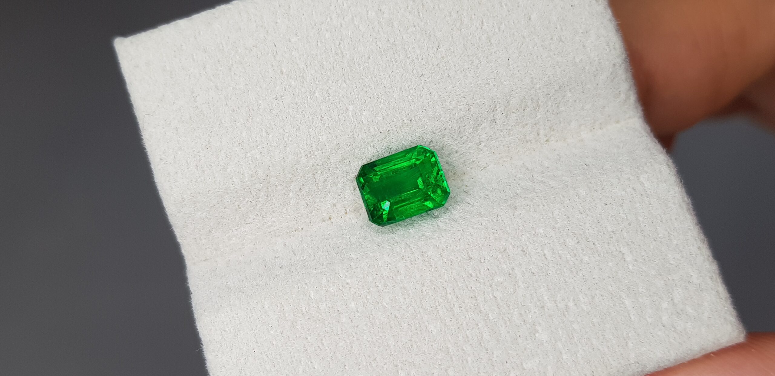 Emerald Vivid Green, high brilliance, 1.88 cts, Pakistan