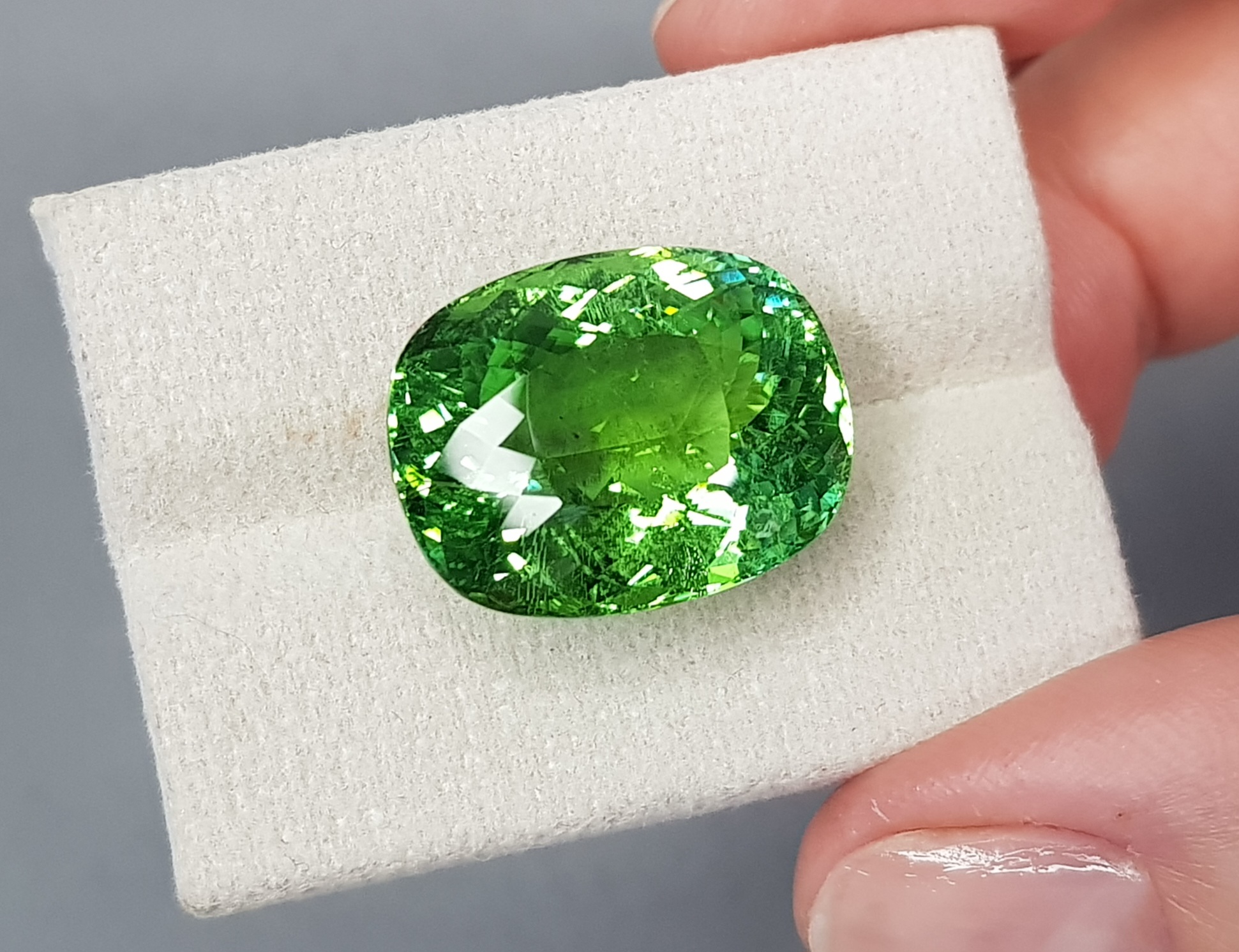 Paraiba Tourmaline Neon Green 21.98 cts, Mozambique